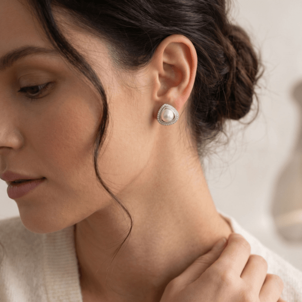 Fashion White Gold Tone Pearl Stud Earrings for Women and Teen Girls, Geometric Triangle Crystal Halo Jewelry, Elegant Rhinestone Accessories